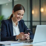 Femme professionnelle utilisant un smartphone dans un bureau moderne