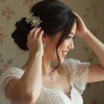 Jeune mariée en robe ivoire ajustant sa coiffure élégante